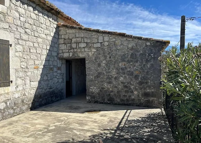 Maison De Campagne Au Bord De L\'Eau